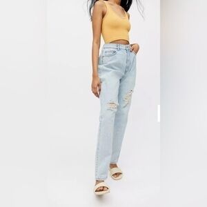 UO BDG Women’s 26 Light Wash Denim High Rise Mom Distressed Ripped Jeans 2